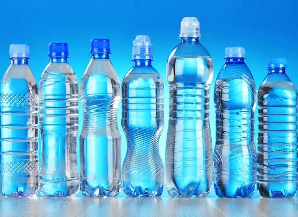 Acqua in bottiglie di plastica: è tempo di cambiare